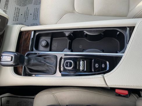 Used 2017 Volvo XC90 T6 Momentum w/ Vision Package AWD/4WD image 18
