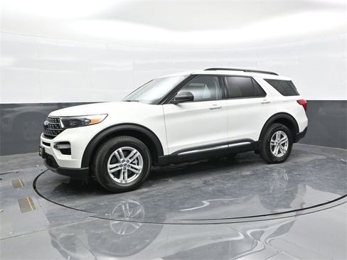 Used 2022 Ford Explorer XLT w/ Equipment Group 202A image 3