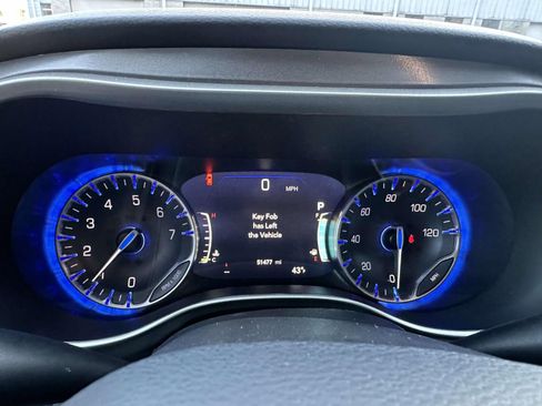 Used 2024 Chrysler Pacifica Touring-L image 25