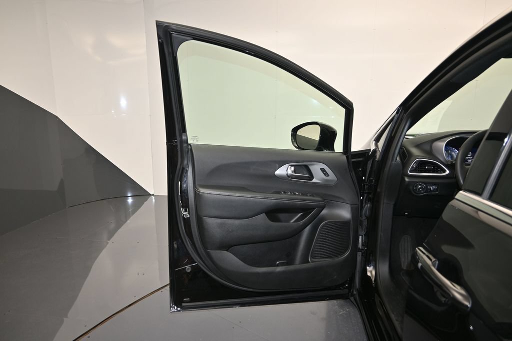 Used 2025 Chrysler Pacifica Select FWD image 10