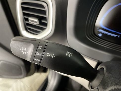 Certified 2025 Hyundai Venue SEL image 29