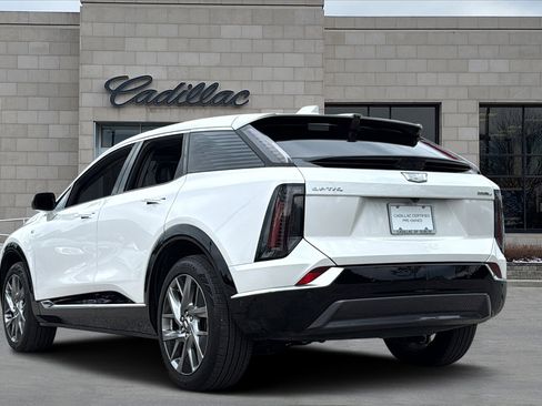 Certified 2025 Cadillac Optiq Luxury 2 w/ LPO, Floor Liner Package AWD/4WD image 4