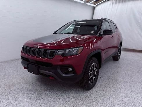 Used 2025 Jeep Compass Trailhawk AWD/4WD image 5