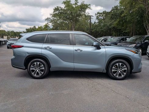 Used 2023 Toyota Highlander XLE FWD image 3