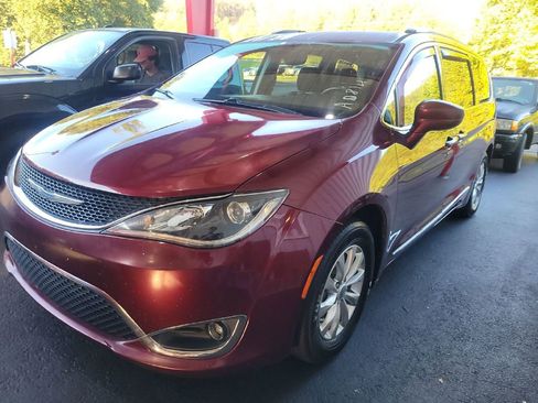 Used 2018 Chrysler Pacifica Touring-L image 2