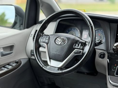 Used 2018 Toyota Sienna XLE w/ XLE Navigation Package AWD/4WD image 19