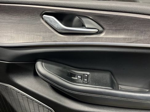 Used 2023 Jeep Grand Cherokee Limited w/ Black Appearance Package image 11