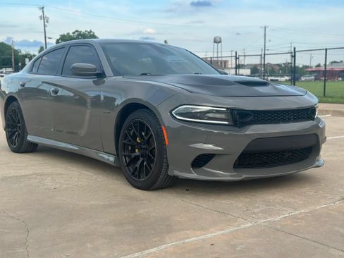 Used 2018 Dodge Charger R/T w/ Plus Group RWD image 3