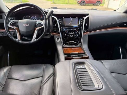 Used 2019 Cadillac Escalade Luxury AWD/4WD image 15