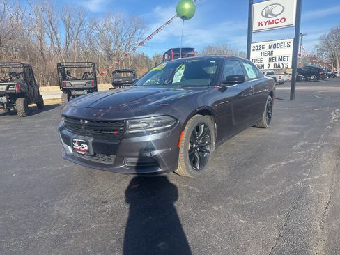 Used 2018 Dodge Charger SXT w/ Blacktop Package image 5