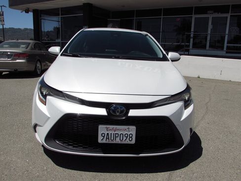 Used 2022 Toyota Corolla LE FWD image 2