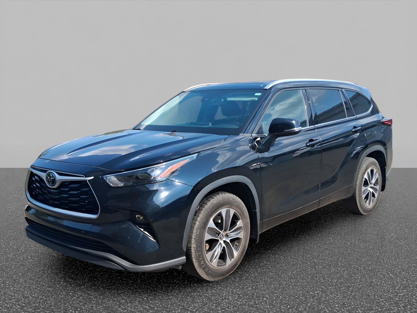 Used 2022 Toyota Highlander XLE FWD image 1