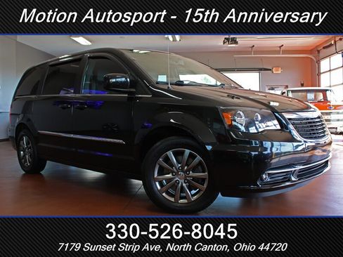 Used 2015 Chrysler Town & Country S w/ Driver Convenience Group FWD image 2