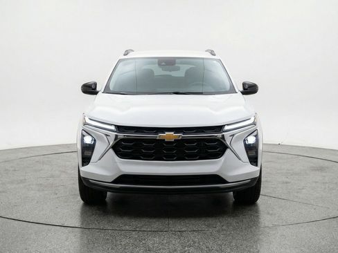 Used 2025 Chevrolet Trax LT FWD image 2