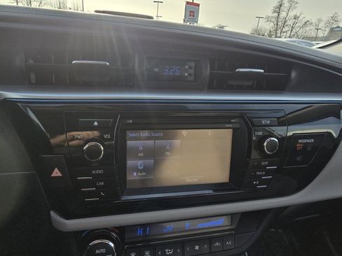 Used 2015 Toyota Corolla LE image 21