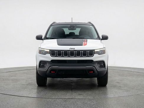 Used 2025 Jeep Compass Trailhawk image 2