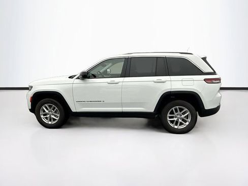 Used 2023 Jeep Grand Cherokee Laredo image 4