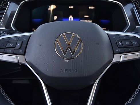 Certified 2022 Volkswagen Tiguan SE image 17