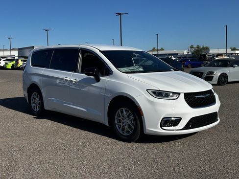 New 2026 Chrysler Pacifica Select image 3