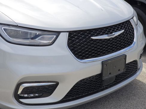 Used 2024 Chrysler Pacifica Touring-L FWD image 6