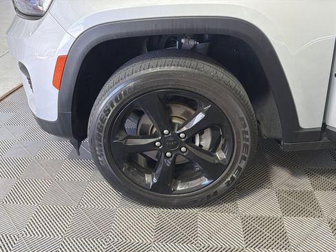 Used 2023 Jeep Grand Cherokee Altitude AWD/4WD image 12