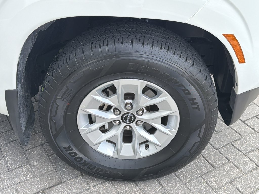 Used 2024 Nissan Frontier SV w/ Tow Package RWD image 9