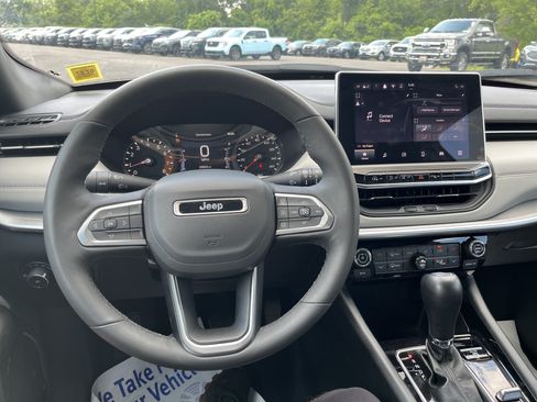 Used 2025 Jeep Compass Limited AWD/4WD image 9
