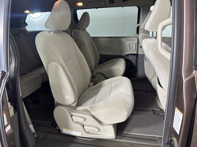 Used 2018 Toyota Sienna LE w/ Carpet Mat Package AWD/4WD image 21
