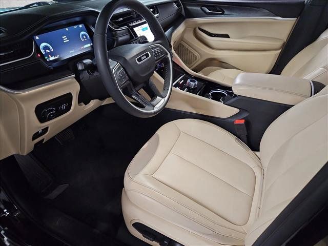 Used 2023 Jeep Grand Cherokee L Limited AWD/4WD image 10