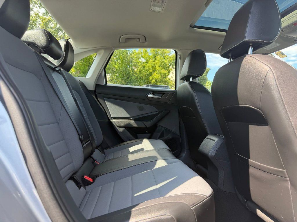Used 2025 Volkswagen Jetta SE FWD image 16