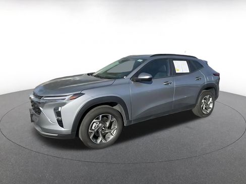 Used 2025 Chevrolet Trax LT w/ LT Convenience Package FWD image 8