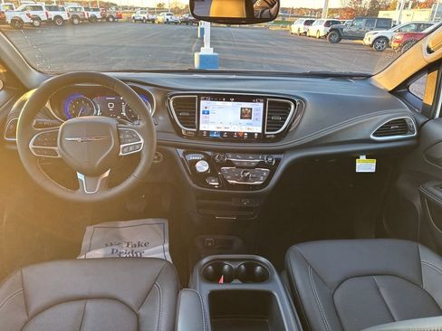New 2026 Chrysler Pacifica Select image 12