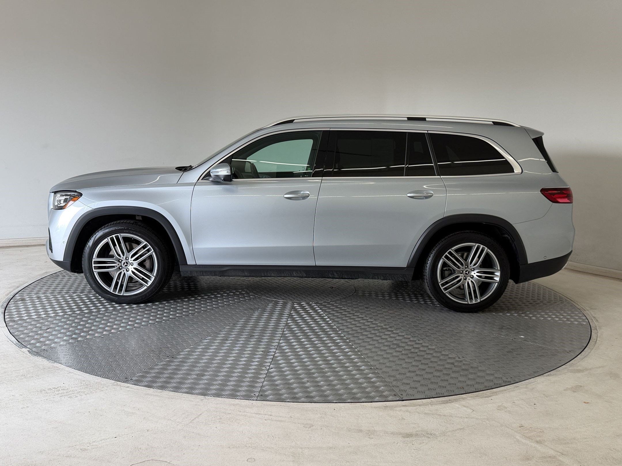 Used 2025 Mercedes-Benz GLS 450 4MATIC image 2