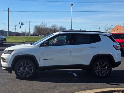 New 2026 Jeep Compass Latitude image 8