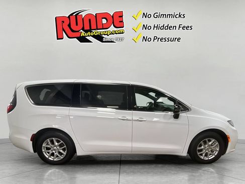 Used 2025 Chrysler Pacifica Select FWD image 7