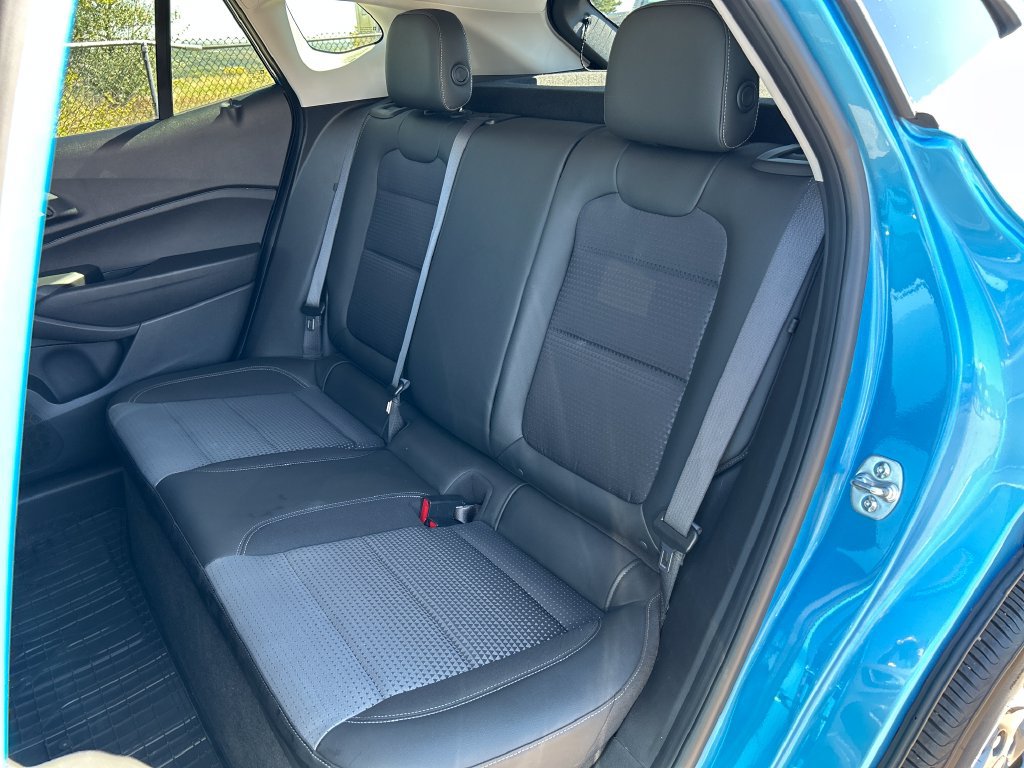 Used 2025 Chevrolet Trax LT w/ LT Convenience Package FWD image 17