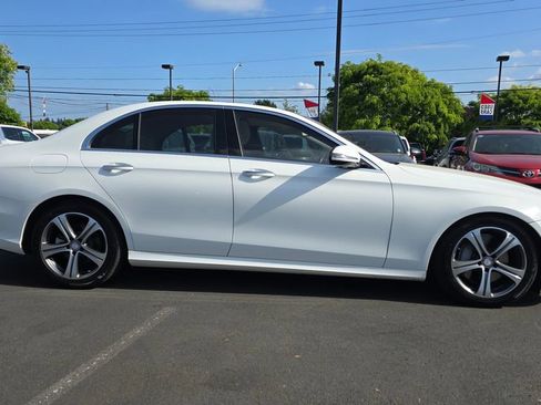 Used 2017 Mercedes-Benz E 300 4MATIC image 39