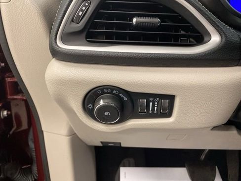 Used 2022 Chrysler Pacifica Touring-L image 16