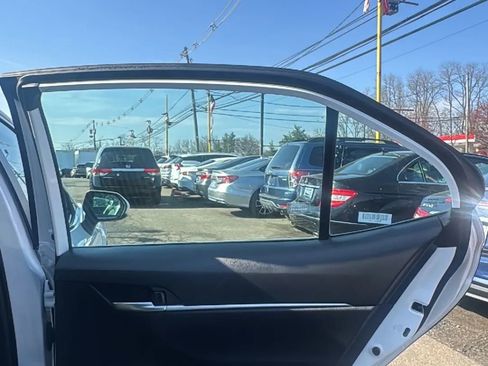 Used 2021 Toyota Camry SE image 18