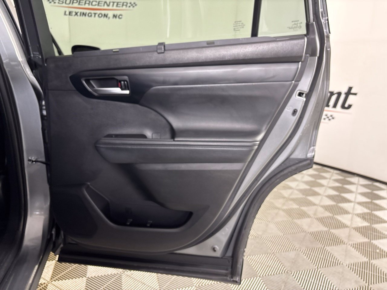 Used 2025 Toyota Highlander XLE FWD image 27