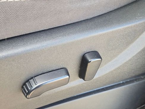 Used 2024 Nissan Frontier SV image 23