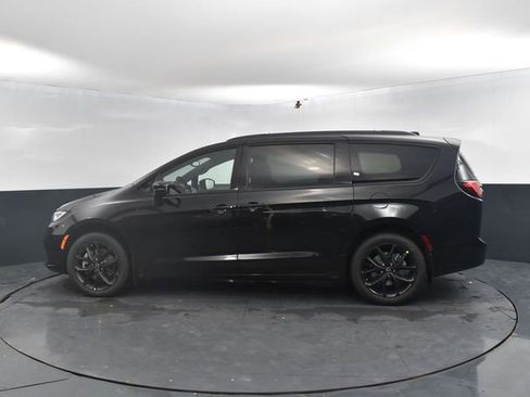 New 2026 Chrysler Pacifica Limited image 5