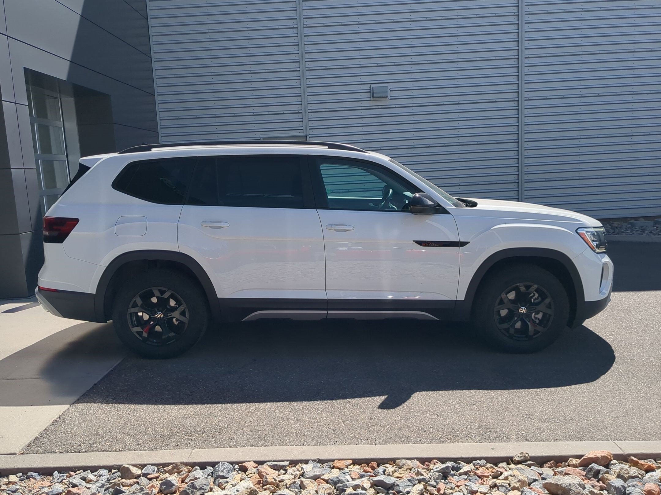 Used 2024 Volkswagen Atlas Peak Edition SE AWD/4WD image 4