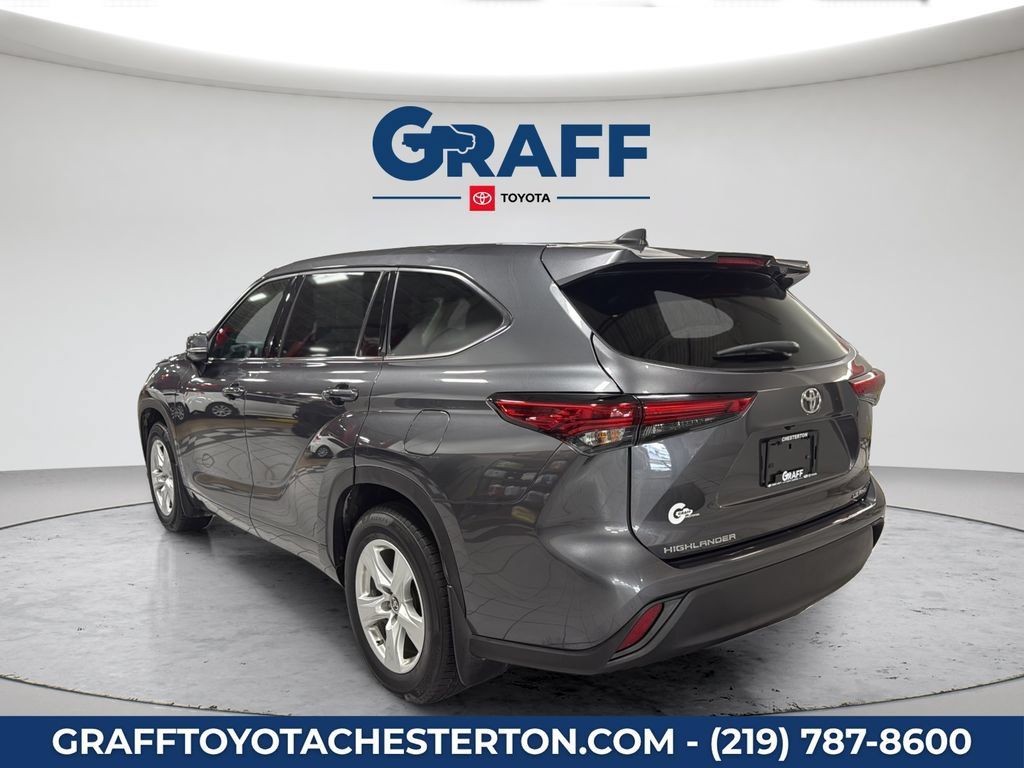 Used 2022 Toyota Highlander LE AWD/4WD image 11