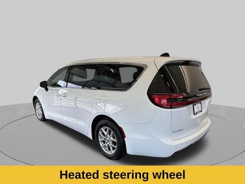 Used 2023 Chrysler Pacifica Touring-L FWD image 12