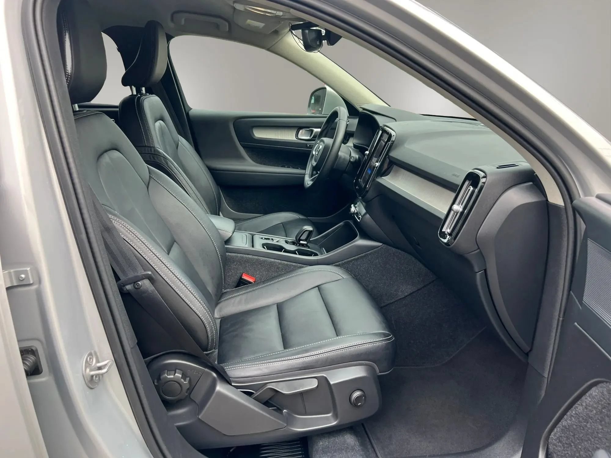 Used 2023 Volvo XC40 B4 Core FWD image 27