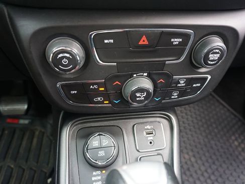 Used 2019 Jeep Compass Trailhawk w/ Cold Weather Group AWD/4WD image 13