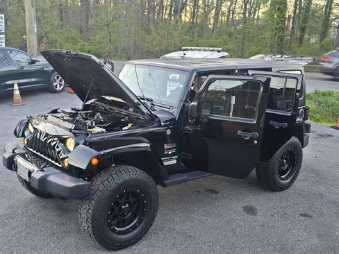 Used 2018 Jeep Wrangler Unlimited Sahara image 12