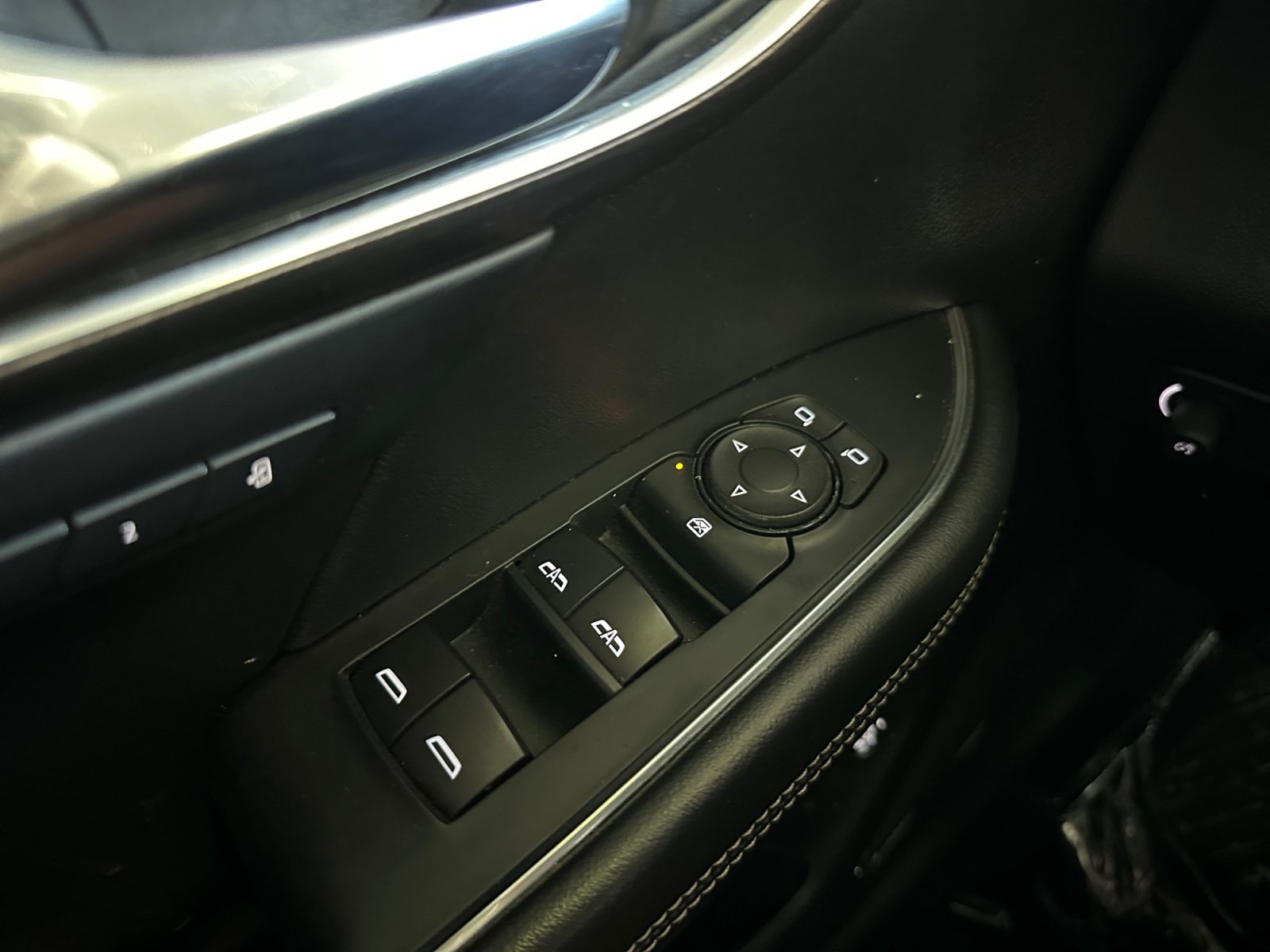 Used 2022 Buick Envision Avenir w/ Technology Package II FWD image 16
