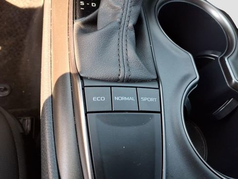 Used 2024 Toyota Camry SE image 21